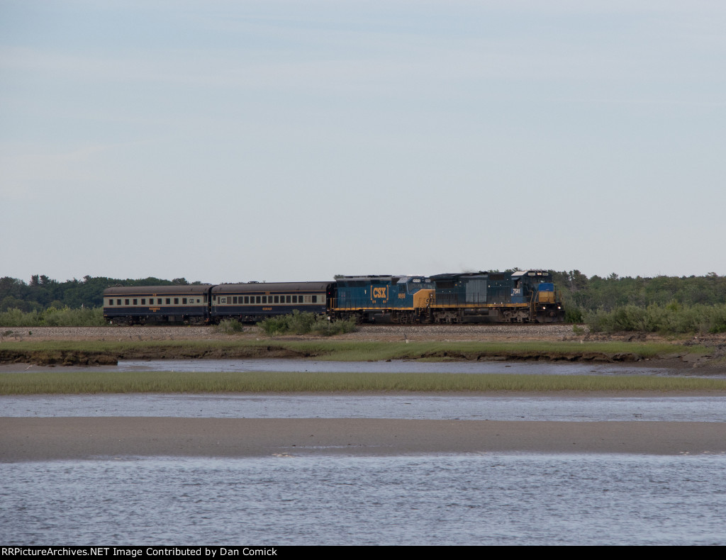 MEC 7541 Leads the CSX Geometry Train in Scarborough 